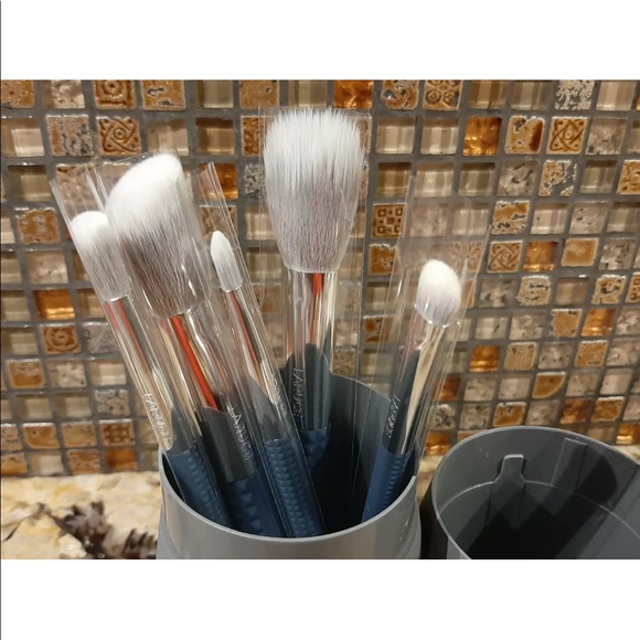 NWT…LARUCE Beauty “Christine Brush Set” - Picture 4 of 10